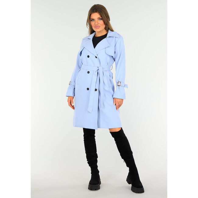 Hellblaue Frühlingsjacke mit Schnallendetail und Knopfverschluss