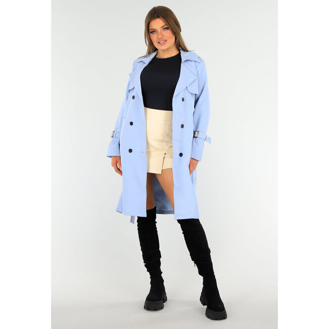 Hellblaue Frühlingsjacke mit Schnallendetail und Knopfverschluss