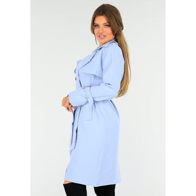 Hellblaue Frühlingsjacke mit Schnallendetail und Knopfverschluss