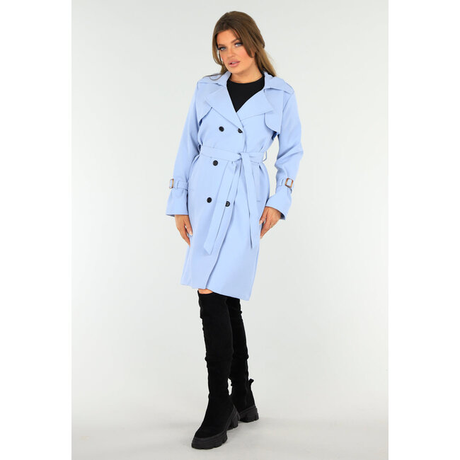 Hellblaue Frühlingsjacke mit Schnallendetail und Knopfverschluss