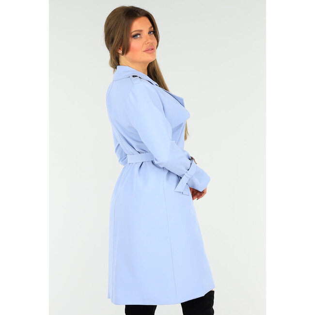Hellblaue Frühlingsjacke mit Schnallendetail und Knopfverschluss
