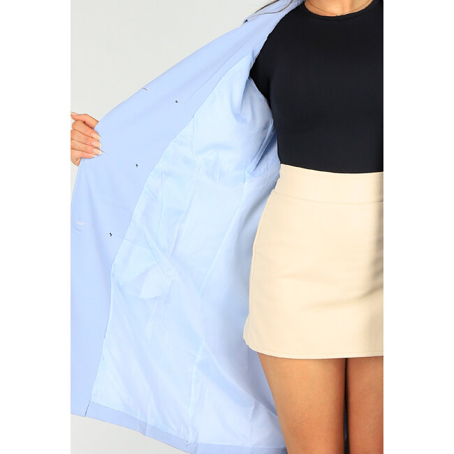 Hellblaue Frühlingsjacke mit Schnallendetail und Knopfverschluss