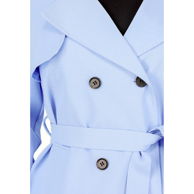 Hellblaue Frühlingsjacke mit Schnallendetail und Knopfverschluss