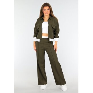 Zweiteiliges Khaki-Set mit Blusen-Detail