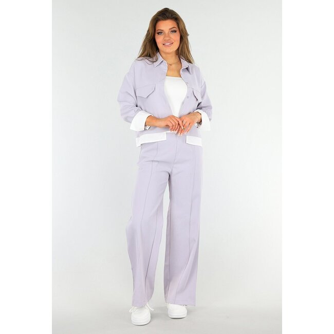 Zweiteiliges lila Set mit Jacke und Hose mit hoher Taille
