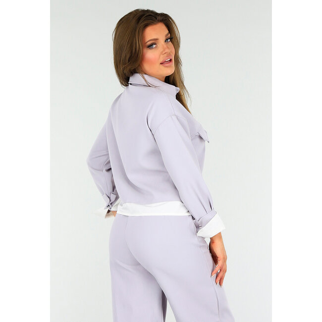 Zweiteiliges lila Set mit Jacke und Hose mit hoher Taille