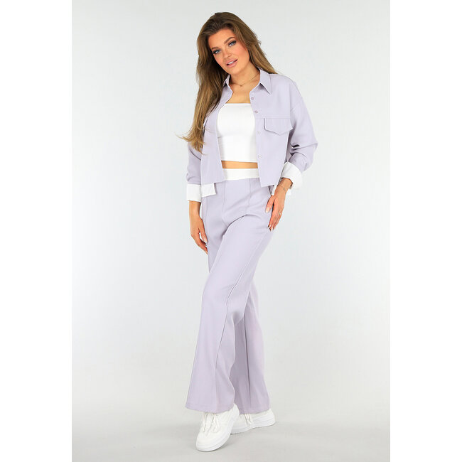 Zweiteiliges lila Set mit Jacke und Hose mit hoher Taille