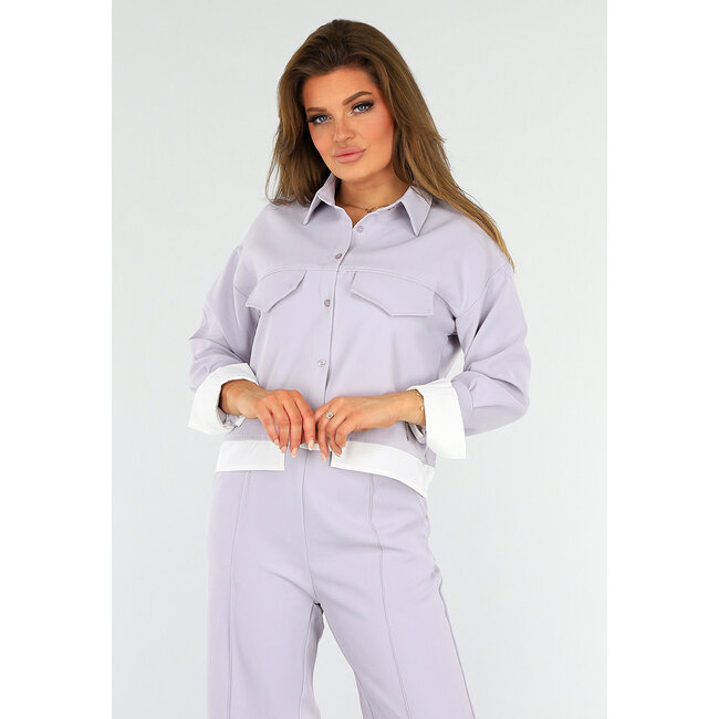 Zweiteiliges lila Set mit Jacke und Hose mit hoher Taille