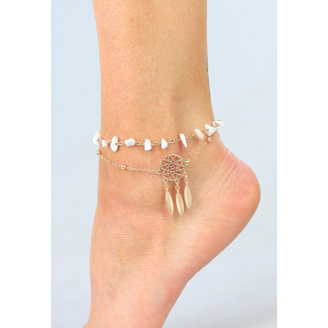 Goldfarbenes, gestuftes Knöchelarmband mit Traumfänger-Charme und weißen Steinen
