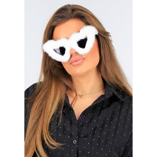 Weiße flauschige Festival-Sonnenbrille mit dunklen herzförmigen Gläsern