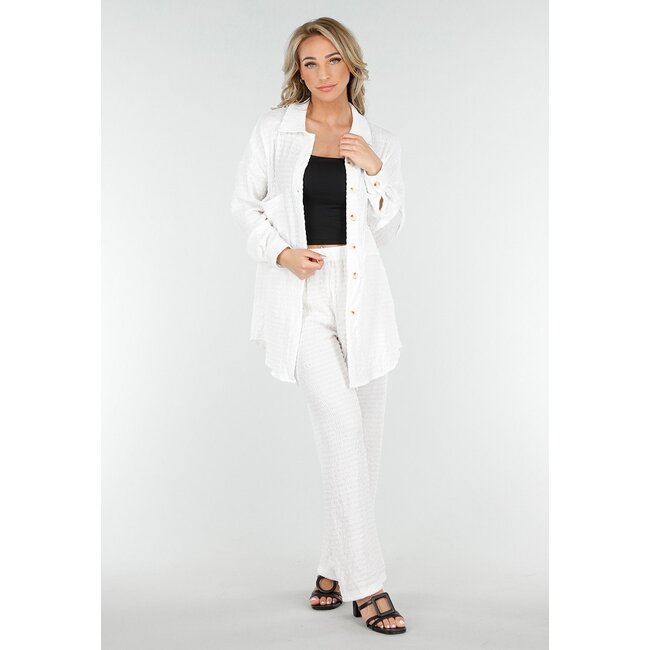 Weißes Crinkle-Stretch-Set mit Türknopf-Bluse und gerader Hose mit Gummibund