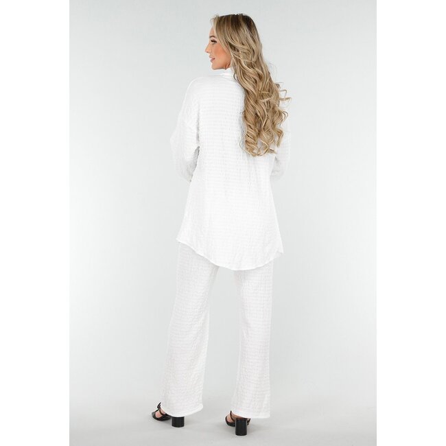 Weißes Crinkle-Stretch-Set mit Türknopf-Bluse und gerader Hose mit Gummibund