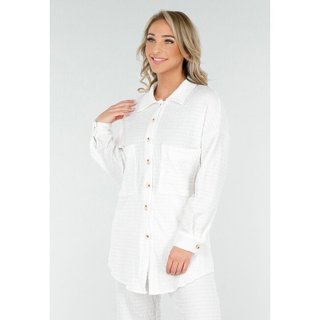 Weißes Crinkle-Stretch-Set mit Türknopf-Bluse und gerader Hose mit Gummibund
