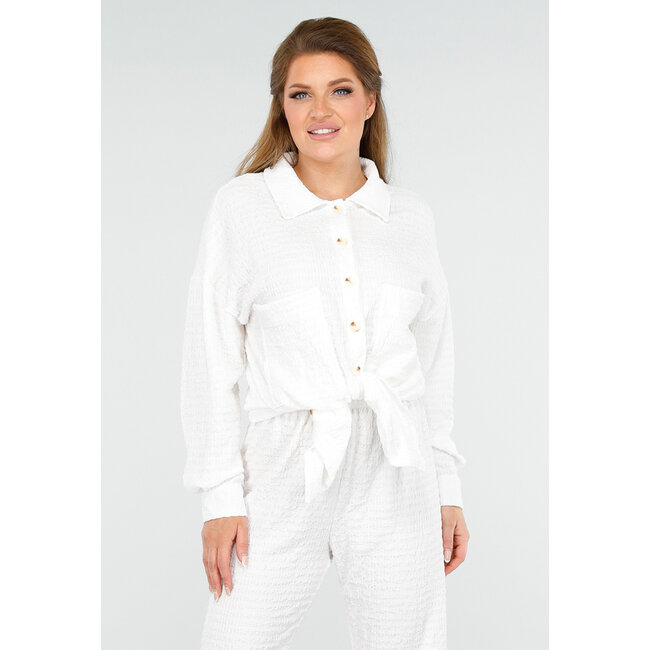 Weißes Crinkle-Stretch-Set mit Türknopf-Bluse und gerader Hose mit Gummibund