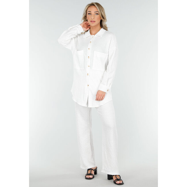 Weißes Crinkle-Stretch-Set mit Türknopf-Bluse und gerader Hose mit Gummibund