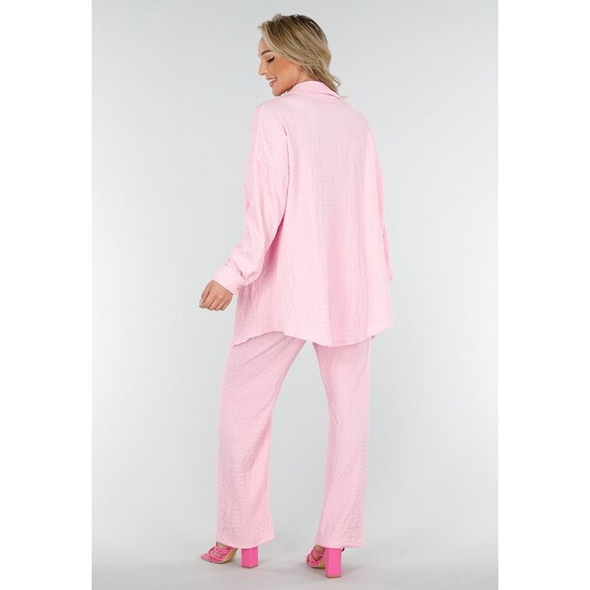 Hellrosa Crinkle Stretch Set mit gerader Hose und Bluse mit Knopfleiste aus luftigem Stoff