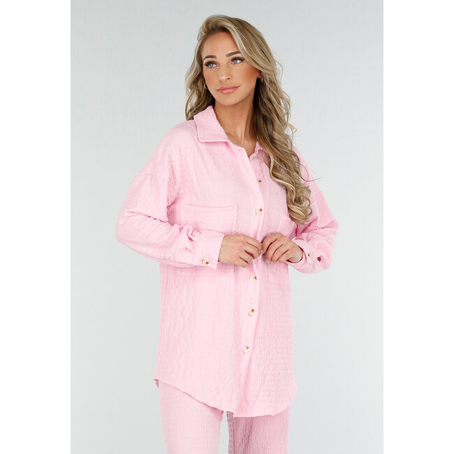 Hellrosa Crinkle Stretch Set mit gerader Hose und Bluse mit Knopfleiste aus luftigem Stoff
