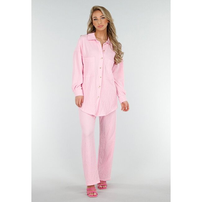 Hellrosa Crinkle Stretch Set mit gerader Hose und Bluse mit Knopfleiste aus luftigem Stoff