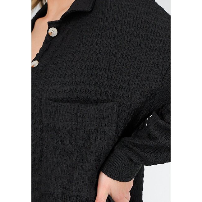 Schwarzes Crinkle-Set mit Türknopf-Bluse und gerader Hose mit elastischem Bund