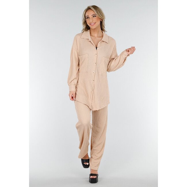 Beigefarbenes Crinkle-Set mit Bluse und Hose