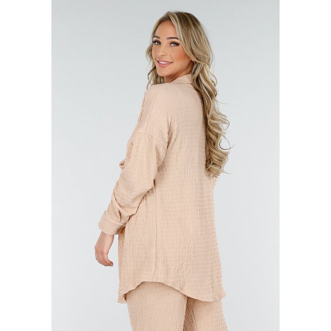 Beigefarbenes Crinkle-Stretch-Set mit Türknopf-Bluse und gerader Hose mit Gummizug am Bund