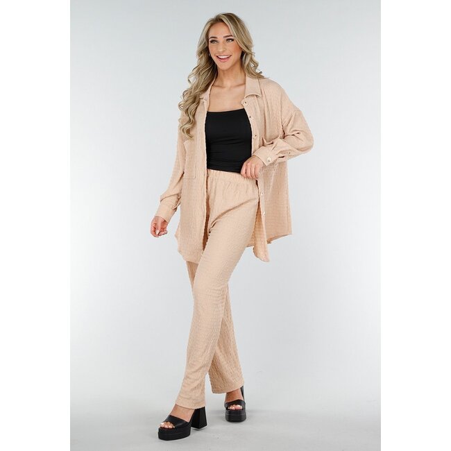 Beigefarbenes Crinkle-Stretch-Set mit Türknopf-Bluse und gerader Hose mit Gummizug am Bund