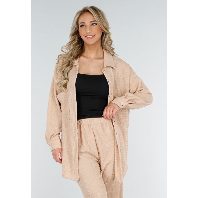 Beigefarbenes Crinkle-Stretch-Set mit Türknopf-Bluse und gerader Hose mit Gummizug am Bund