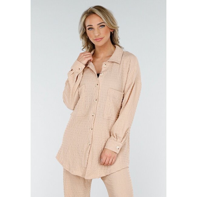 Beigefarbenes Crinkle-Stretch-Set mit Türknopf-Bluse und gerader Hose mit Gummizug am Bund