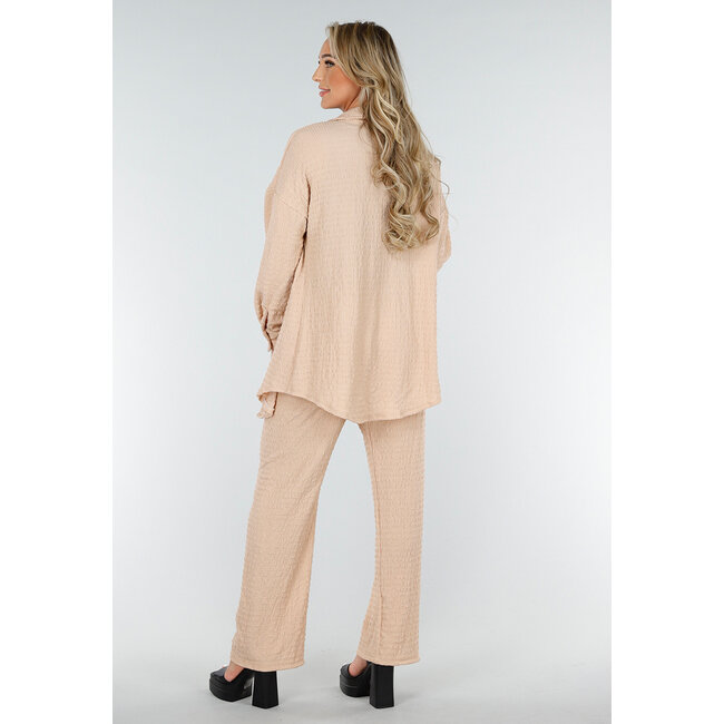 Beigefarbenes Crinkle-Stretch-Set mit Türknopf-Bluse und gerader Hose mit Gummizug am Bund