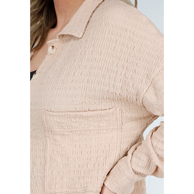 Beigefarbenes Crinkle-Stretch-Set mit Türknopf-Bluse und gerader Hose mit Gummizug am Bund