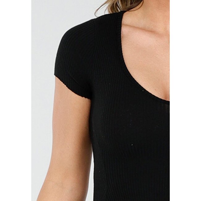 Schwarzes Kleid aus geripptem Stoff mit Stretch und taillierter Passform