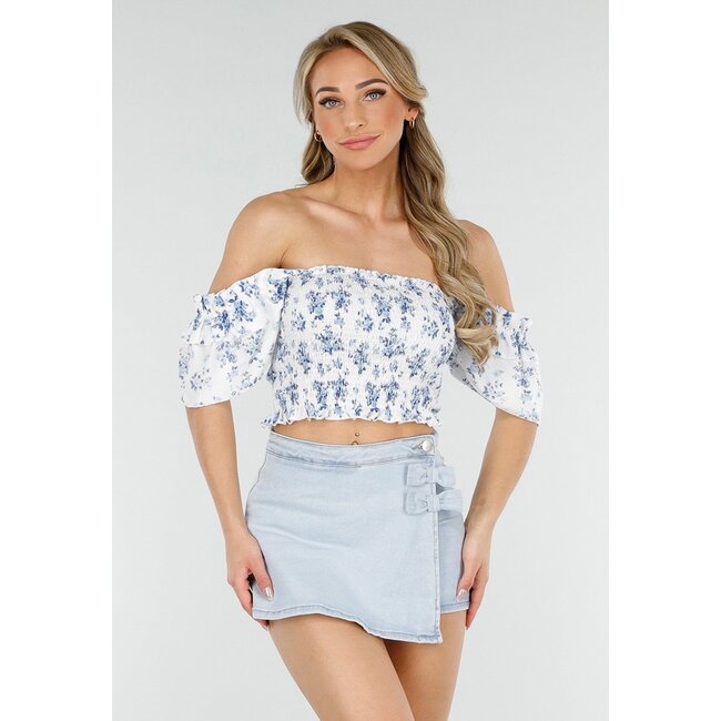 Weißes Crop-Top mit Blumendruck, gesmoktem Stretch-Stoff und Rüschenärmeln