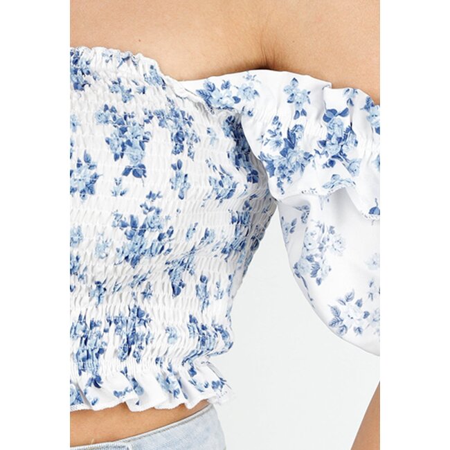 Weißes Crop-Top mit Blumendruck, gesmoktem Stretch-Stoff und Rüschenärmeln