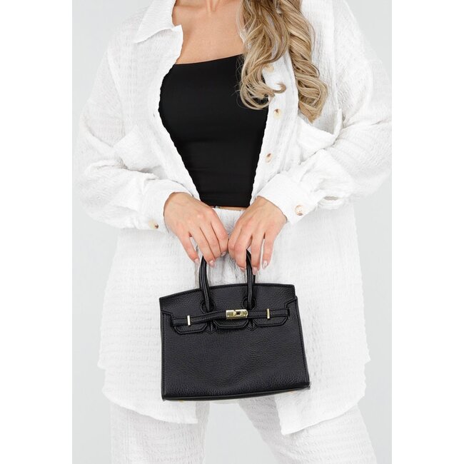 Schwarze Handtasche mit goldfarbenem Verschluss