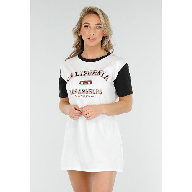 Weißes T-Shirt-Kleid mit schwarzem Text und Leoparden-Print 'California Los Angeles'