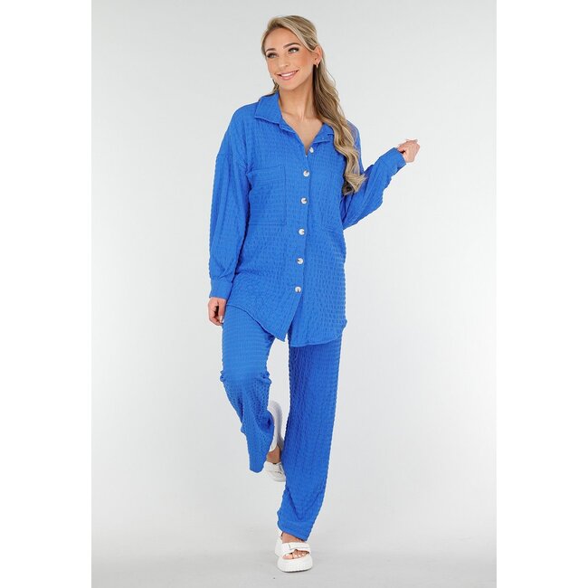 Leuchtend blauer Zweiteiler mit Gummizug am Bund