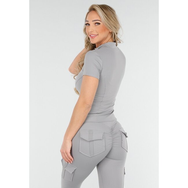 Hellgraues Sportset mit Cargotaschen und Scrunch