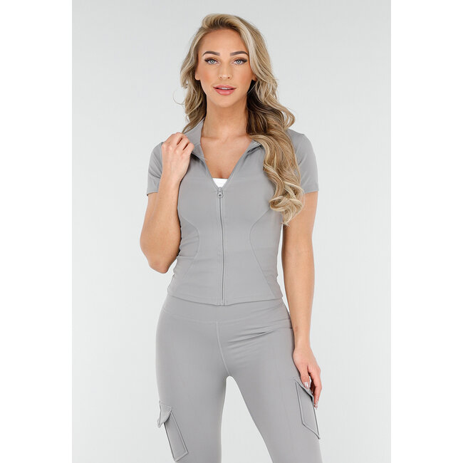 Hellgraues Sportset mit Cargotaschen und Scrunch