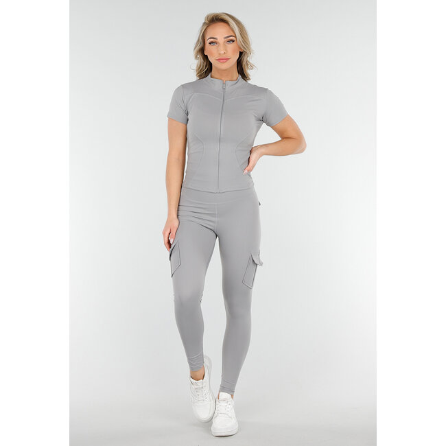Hellgraues Sportset mit Cargotaschen und Scrunch