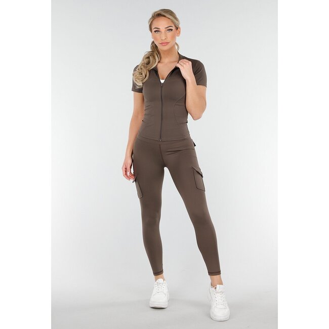 Braunes Sportset mit Cargotaschen und Scrunch