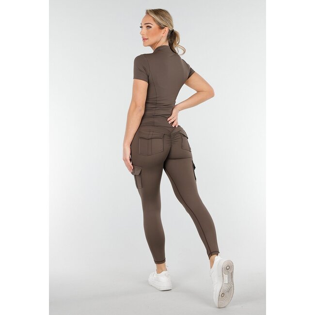 Braunes Sportset mit Cargotaschen und Scrunch