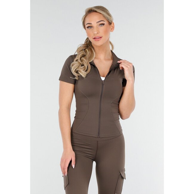 Braunes Sportset mit Cargotaschen und Scrunch