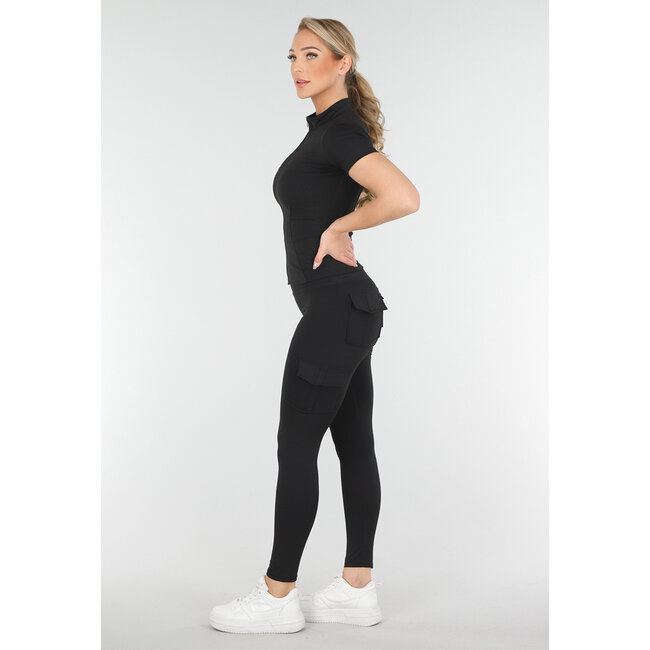 Schwarzes Sportset mit Cargo Bags und Scrunch