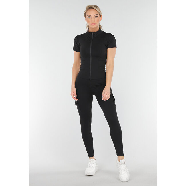 Schwarzes Sportset mit Cargo Bags und Scrunch