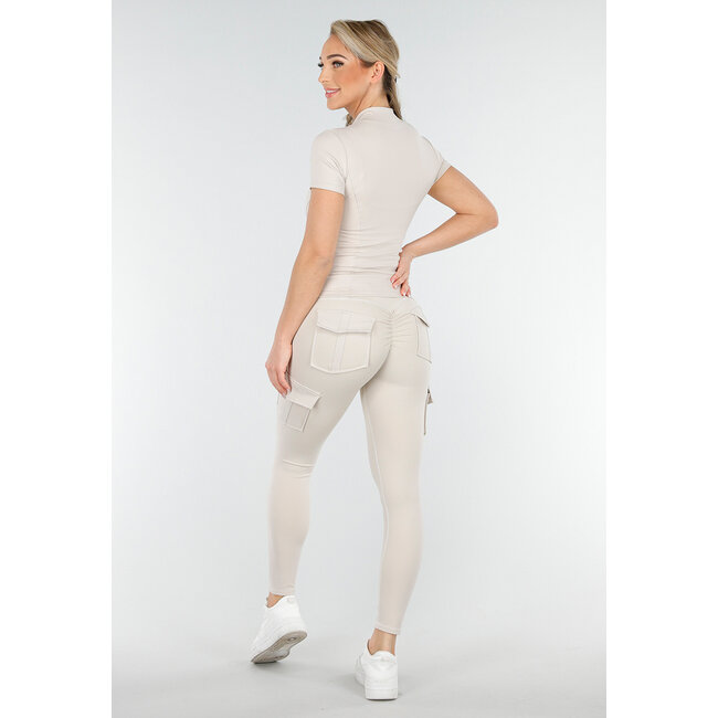 Beigefarbener Sportdress mit Cargo-Taschen und Scrunch