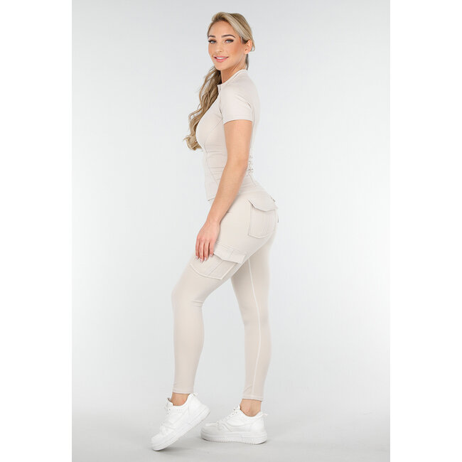 Beigefarbener Sportdress mit Cargo-Taschen und Scrunch