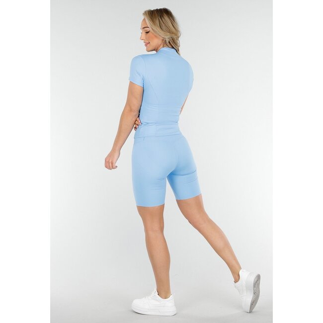 Hellblaues Sport-Set mit Kurzarm-Jacke, High-Waist-Short und Korrekturband