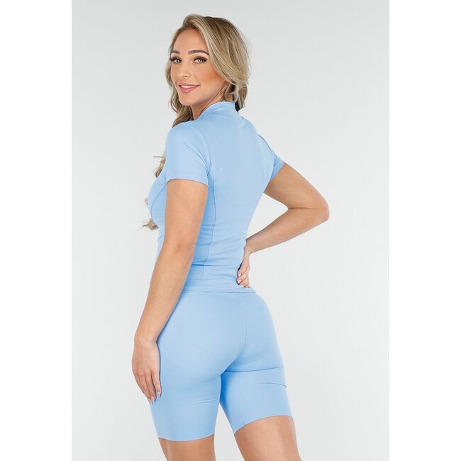Hellblaues Sport-Set mit Kurzarm-Jacke, High-Waist-Short und Korrekturband