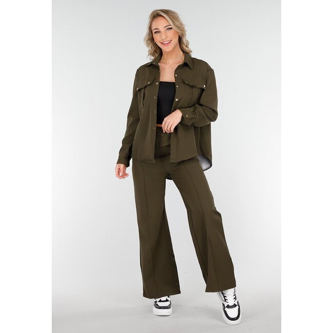 Khaki-Set mit Bluse und gerader Hose mit goldenen Knöpfen