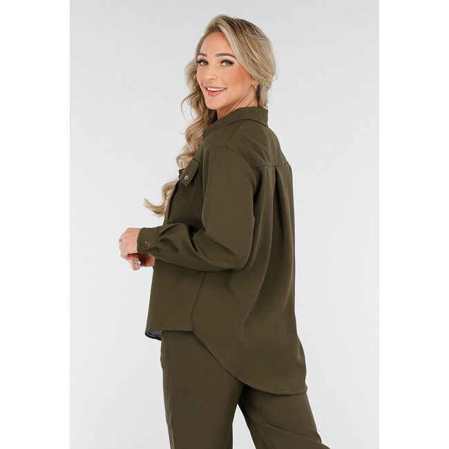 Khaki-Set mit Bluse und gerader Hose mit goldenen Knöpfen